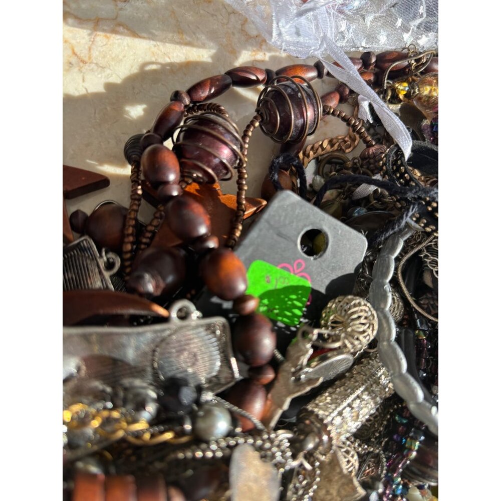 4.1 pounds Mixed Jewelry Lot With Beaded Necklaces Bracelets & Earrings Assortme - Picture 12 of 14